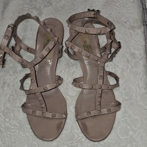 Valentino Garavani Rockstud sandal in the "Poudre" beige calfskin leather